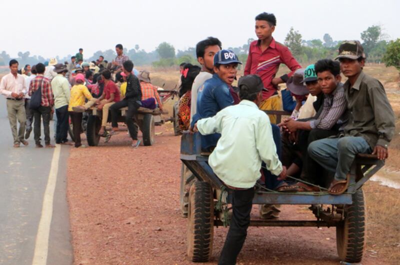 ក្រុម​ប្រជាពលរដ្ឋ​ភូមិ​សែនជ័យ ឃុំ​កន្ទួត និង​ឃុំ​ស្វាយលើ ស្រុក​ស្វាយលើ នាំ​គ្នា​ជិះ​គោយន្ត​ទៅ​សាលា​ខេត្ត​សៀមរាប ទាមទារ​ឲ្យ​អភិបាល​ខេត្ត​ដោះស្រាយ​ទំនាស់​ដីធ្លី កាល​ពី​ថ្ងៃ​ទី​២ ខែ​មីនា ឆ្នាំ​២០១៥។ 