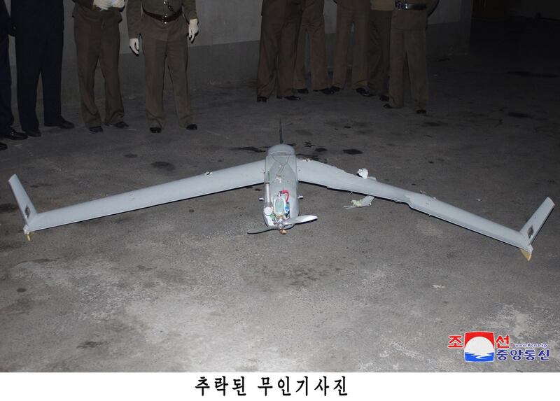 북한이 평양에서 한국군에서 운용하는 드론과 동일 기종의 무인기 잔해를 발견했다고 주장하며 관련 사진을 공개했다. 북한 국방성 대변인은 지난 19일 조선중앙통신을 통해 "한국군부깡패들의 중대주권침해도발사건이 결정적 물증의 확보와 그에 대한 객관적이며 과학적인 수사를 통해 명백히 확증되였다"고 발표했다.