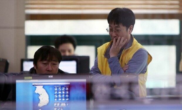북한이 수소탄이라고 주장하며 핵실험을 강행한 가운데 7일 대기 중의 방사성 물질을 감시하는 대전 원자력안전기술원 상황실에서 관계자들이 모니터링을 강화하고 있다. 