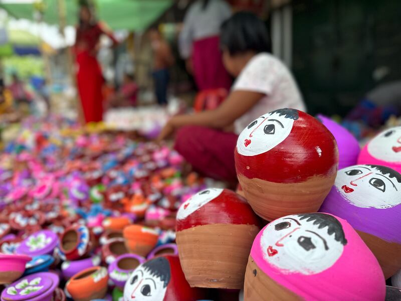 ၂၀၂၃ ခုနှစ် သြဂုတ်လ ၂၄ ရက်နေ့က မန္တလေးတောင်ခြေအနီး အောင်မြေသာစံမြို့နယ် အိုးဘိုရပ်ကွက်မှာ ကျင်းပတဲ့ အိုးပုတ်ပွဲတော်ကို တွေ့ရစဉ်။ (Photo : RFA)