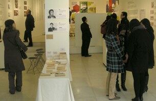 전시관을 찾은 관람객들이 북한 정치범수용소의 현실을 담은 포스터 등 각종 전시물을 바라보고 있다.