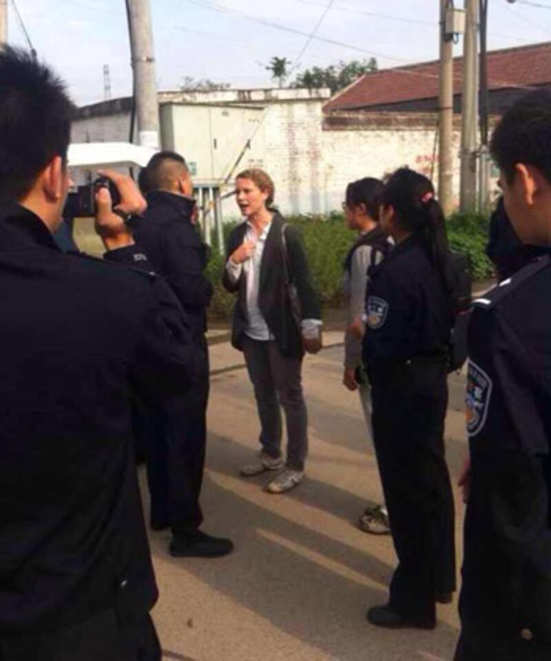 BBC駐京記者杉麗雅遭警察強行阻撓和辱罵,並沒收了其記者證。(羅伯特攝於2014年10月2日)