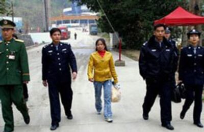 Công an Trung Quốc đưa một phụ nữ Việt là nạn nhân của bọn buôn người đến biên giới Việt-Trung trao trả cho phía Việt Nam năm 2011. Ảnh minh hoạ AFP