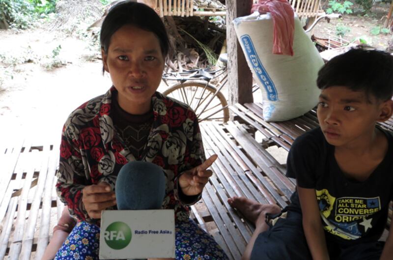 ម្ដាយ​និង​កុមារា ម៉ុន វាសនា ផ្ដល់​បទសម្ភាសន៍​ដល់​វិទ្យុ​អាស៊ីសេរី កាល​ពី​ថ្ងៃ​ទី​២ កញ្ញា ២០១៤។