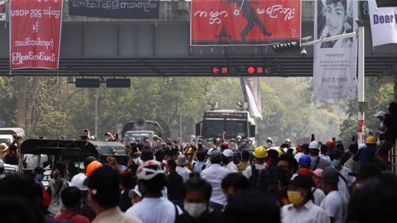 myanmar-police-protest-hledan-junction-yangon2-feb26-2021.jpg
