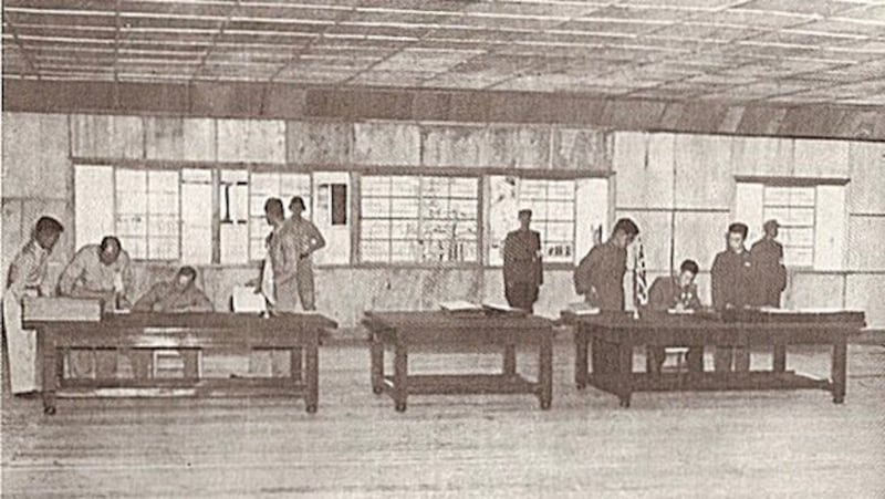 1953年7月27日,联合国军谈判代表哈里逊与共产阵营谈判代表南日在板门店签署停战协定。(来自来自沃尔特·G.赫姆斯:《停战谈判的帐篷和战斗前线》第二十二章《结局》)