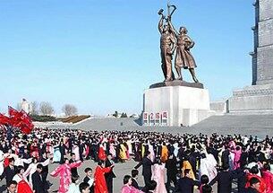 지난해 2월 16일  청년학생들이 평양의 주체사상탑앞에서 김정일 국방위원장의 탄생일을 경축하는 무도회를 하고 있다.