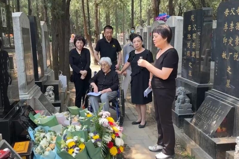 2024年6月4日，北京“天安门母亲”群体到万安公墓祭奠亲人。次年的祭奠照片被禁止流出。