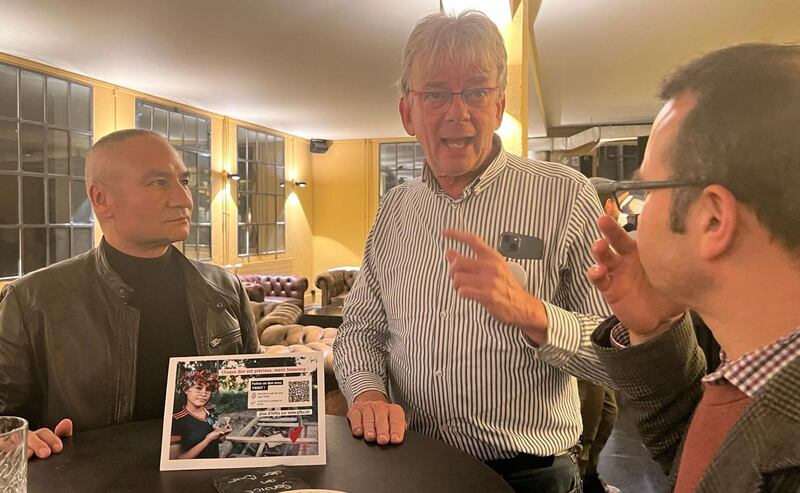 خەتەر ئاستىدىكى مىللەتلەرنى قوغداش تەشكىلاتى رەئىسى خىرىستوپ ۋىدمېر(ئوتتۇرىدا)، ئەندىلى قاراخانلى(سولدا) ۋە ئابدۇۋەلى ئايۇپلار ئەپەندىلەر پائالىيەتتىن كېيىن سۆھبەت ئۆتكۈزمەكتە. 2024-يىلى 18-مارت، بېرن، شىۋېتسارىيە.