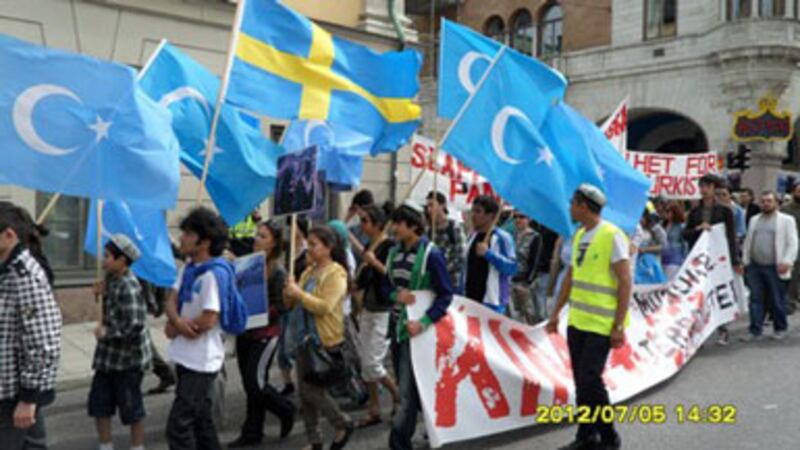 شۋېتسىيىدىكى ئۇيغۇرلار «5-ئىيۇل ئۈرۈمچى ۋەقەسى» نى خاتىرىلەش مۇناسىۋىتى بىلەن نامايىش قىلدى. 2012-يىلى 5-ئىيۇل.