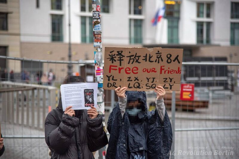 1月2日，逾20名在德國的中國留學生在勃蘭登堡門前集會，聲援中國被捕同胞，譴責中共謊言不止、暴政不休。 （柏林白紙革命行動者）