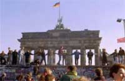 BerlinWallDance200.jpg