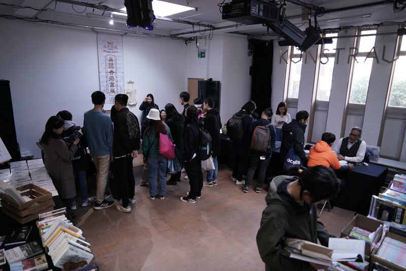 「英國香港書展」第二次在倫敦舉辦，吸引在英港人到場支持。（石頭攝）