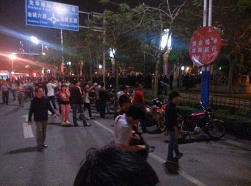 對於政府沒有宣布取消PX化工項目﹐過萬名茂名居民4月3日晚集結在市政府門口﹐大批警察戒備。政府下令市內進行“治安管制” ﹐變相是宵禁。（圖片由茂名市民提供）