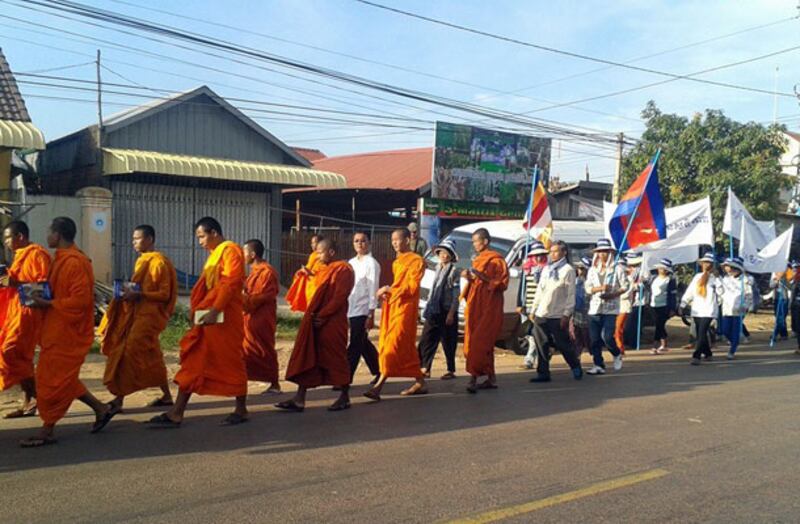 ធម្មយាត្រារបស់ក្រុមសង្គមស៊ីវិល ព្រះសង្ឃ ហែក្បួនចេញពីខេត្តកំពង់ធំ កាលពីព្រឹកថ្ងៃទី១ ធ្នូ ឆ្នាំ២០១៣។
