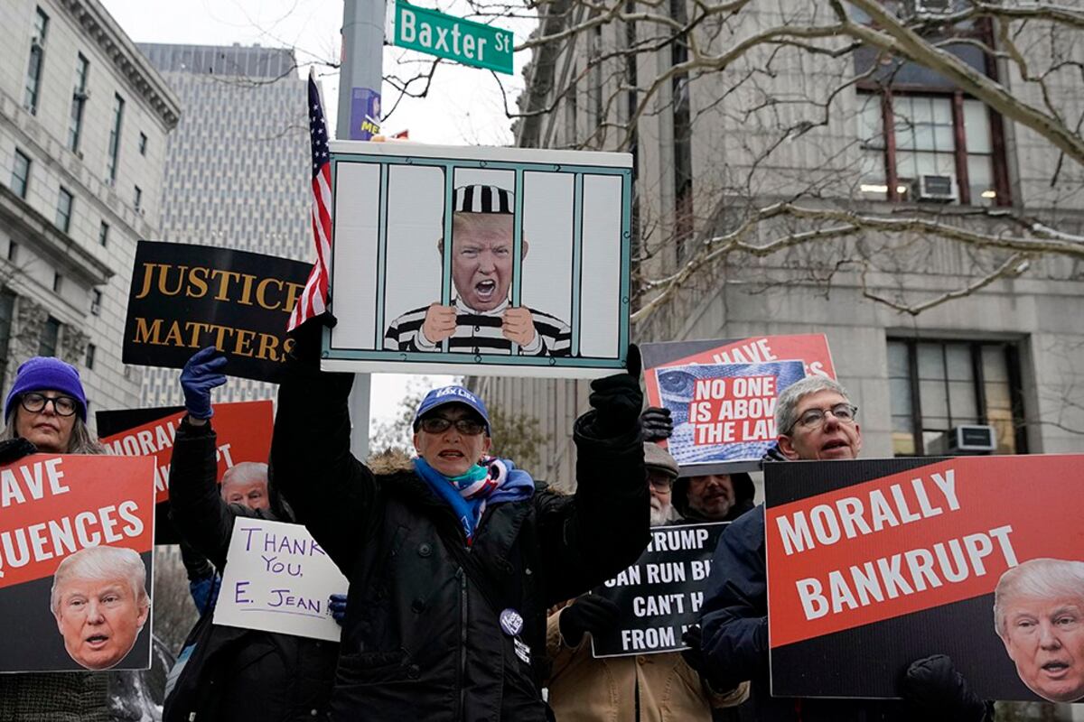 图为反特朗普示威;特朗普目前是美国共和党总统候选人提名的领跑者。