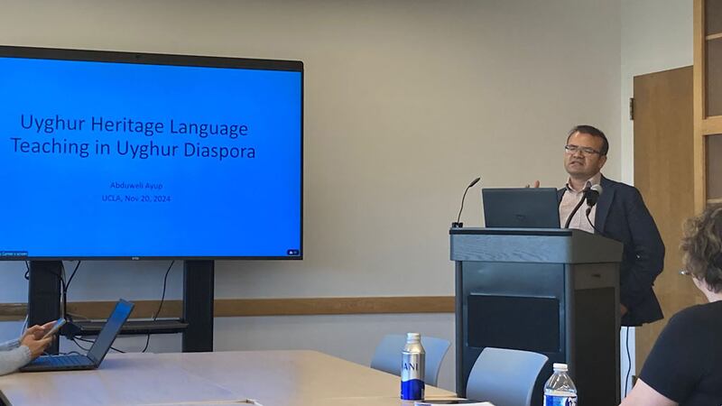 20-نويابىر كۈنى كالىفورنىيە ئۇنىۋېرسىتېتى لوس-ئانجېلىس (UCLA) شۆبىسىدە «دىياسپورادىكى ئۇيغۇر مىراس تىلى مائارىپى» ناملىق ئىلمىي مۇھاكىمە پائالىيىتىدە ئابدۇۋەلى ئايۇپ لېكسىيە سۆزلەۋاتىدۇ. 2024-يىلى 20-نويابىر، لوس-ئانجېلىس