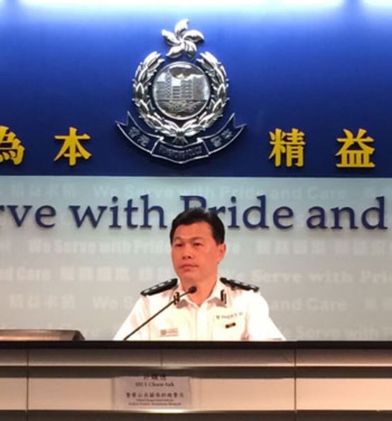 2014年11月26日,警察公共關係科總警司許鎮德在記者會上解釋,警方在旺角佔領區的執法行動。他指警方使用的催淚噴劑與胡椒噴劑屬同一層次,是相對溫和的武力。當有示威者不尊重法庭命令,警方在別無選擇下採取拘捕及驅趕行動,否認警方有濫權的情況。(現場人士攝)