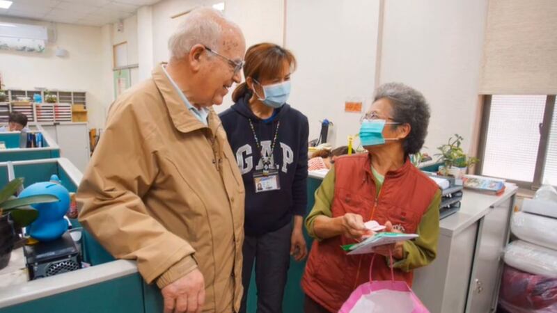 83岁卖菜阿嬷捐出一周卖菜所得和8片口罩给吕若瑟神父。（罗东圣母医院提供）