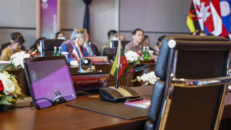 အင်ဒိုနီးရှားနိုင်ငံ Labuan Bajo မြို့တွင် ၂၀၂၃ ခုနှစ်၊ မေလ ၉ ရက်နေ့က ကျင်းပသည့် (၄၂) ကြိမ်မြောက် အာဆီယံထိပ်သီးအစည်းအဝေးပွဲ၌ မြန်မာကိုယ်စားပြုနေရာလစ်လပ်နေစဉ်။ (MAST IRHAM / POOL / AFP)