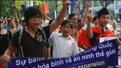 Người dân Hà Nội trong một lần xuống đường phản đối Trung Quốc xâm chiếm biển đảo. AFP photo