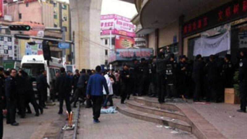 何亮君的家人認為她被誤診致死，在何亮君死亡翌日（1月11日）在醫院外擺放香燭拜祭，並堵醫院討說法。（何亮君家屬提供）