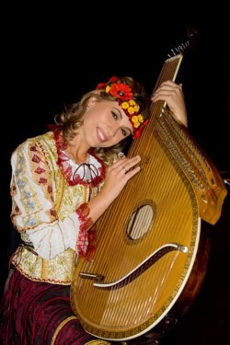 Kateryna Myronyuk với đàn Bandura (Photo dung Vu)