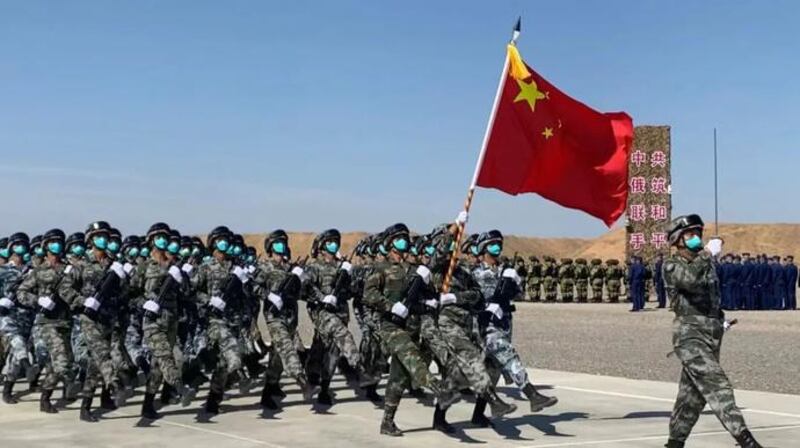 中俄联合军事演习8月9至13日在中国宁夏训练基地登场。（央视截图）