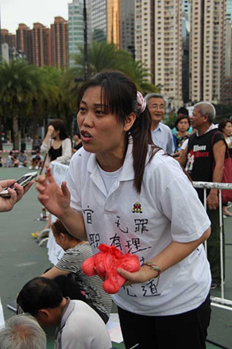 香港紀念六四24週年的遊行活動，也有來自大陸的訪民參加，圖中為一位湛江訪民接受記者訪問。（粵語部文宇晴拍攝）