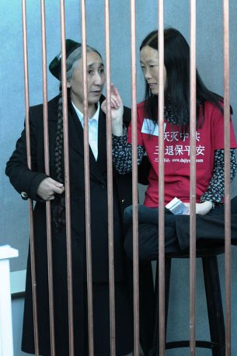 图片：热比亚女士到模拟中共红色监狱中探视徐沛博士 （特约记者天溢提供）