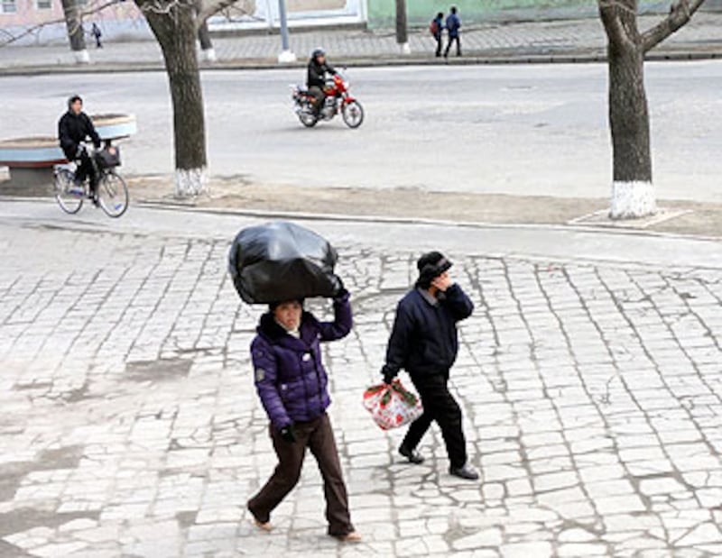 圖片2:不過一般百姓最多還是會騎自行車。朝鮮過去禁止女性騎自行車,不過這個限制現在已經取消。