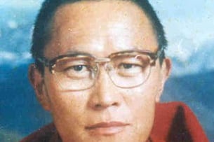 Une photo de Tenzin Delek Rinpoché prise par son monastère au Tibet dans les années 1990.