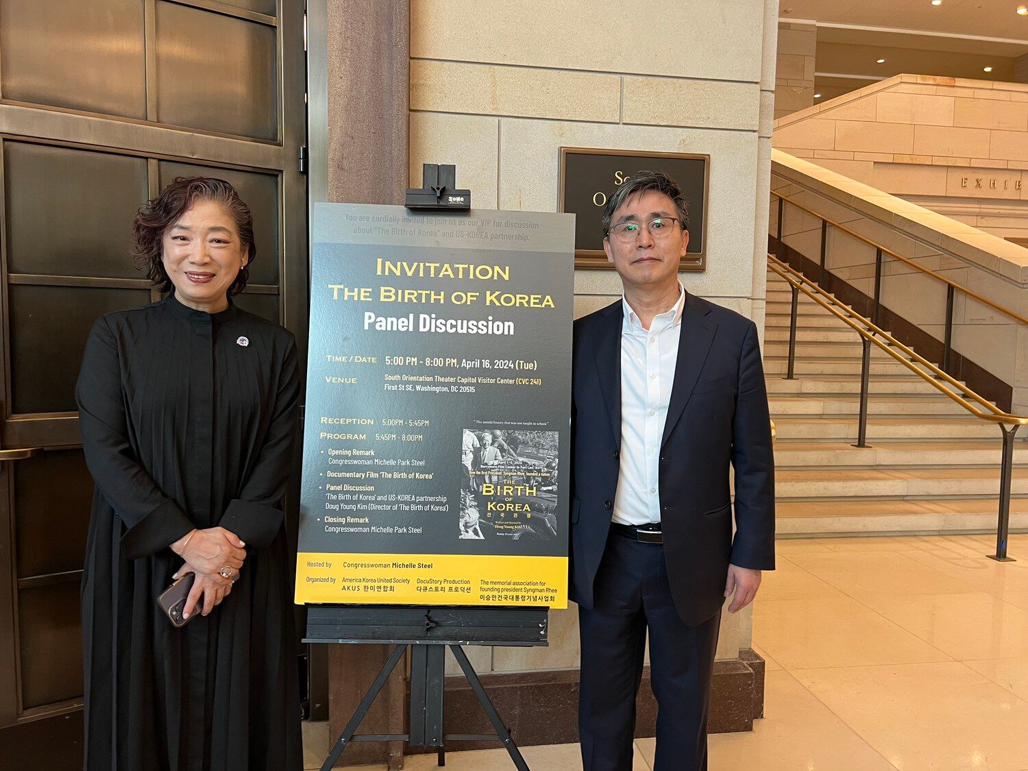 김덕영 감독이 영화 상영에 앞서 포즈를 취하고 있다.