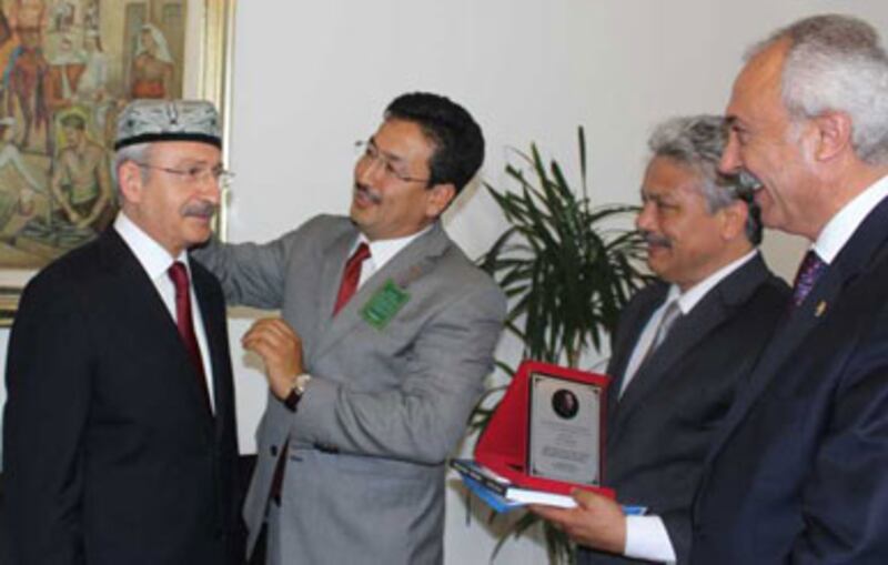 د ئۇ ق رەھبەرلىرى كەمال قىلىچدار ئوغلۇغا دوپپا كىيدۈردى. 2012-يىلى 12-ئىيۇن، تۈركىيە.