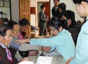 지난해 1월 울산농협지역본부(본부장 성병덕)가 '한방무료 순회 진료사업'을 위해 동의대학 울산한방병원(병원장 고우신)과 함께 형편이 어려운 의료소외계층을 대상으로 무료한방 진료를 하는 모습.