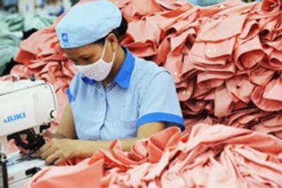 Công nhân lao động ở nước ngoài thường phải làm việc nhiều giờ hơn hợp đồng. Anh minh họa