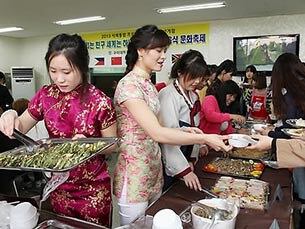 사진은 경북 구미대 기숙사 식당에서 구미대 사회통합프로그램 교육생과 유학생이 '작은 지구촌 음식문화축제' 모습.