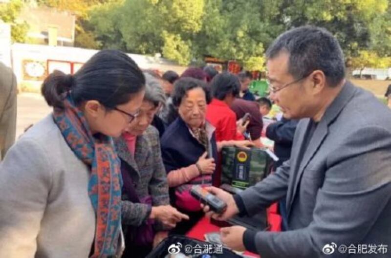安徽合肥市政府官員向居民派發戰備應急包。（微博@合肥發布）