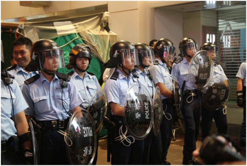 11月25日,在旺角執行清場行動的香港警察。(粵語部記者拍攝)