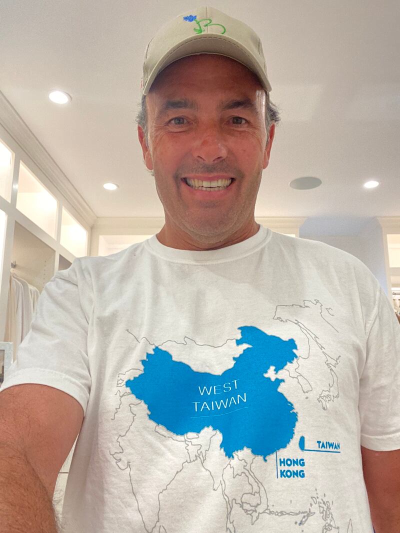 美國海曼資本管理公司(Hayman Capital Management, L.P.)創辦人巴斯(Kyle Bass)今年 6 月在推特發布自己身穿一件「西台灣」T 恤的照片。(推特圖片)