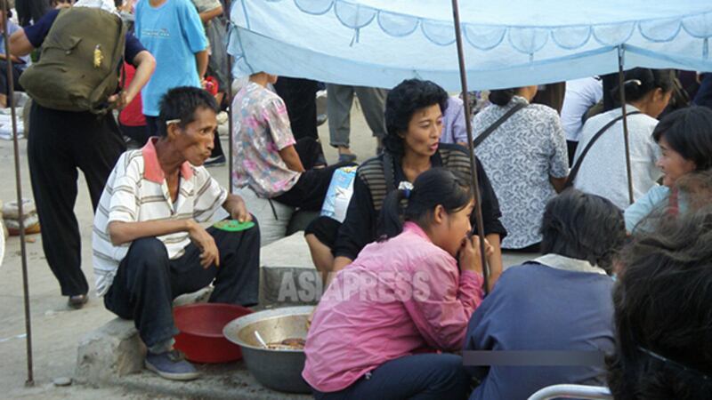 시장 안 노천 식당에서 음식을 사 먹는 주민들. 