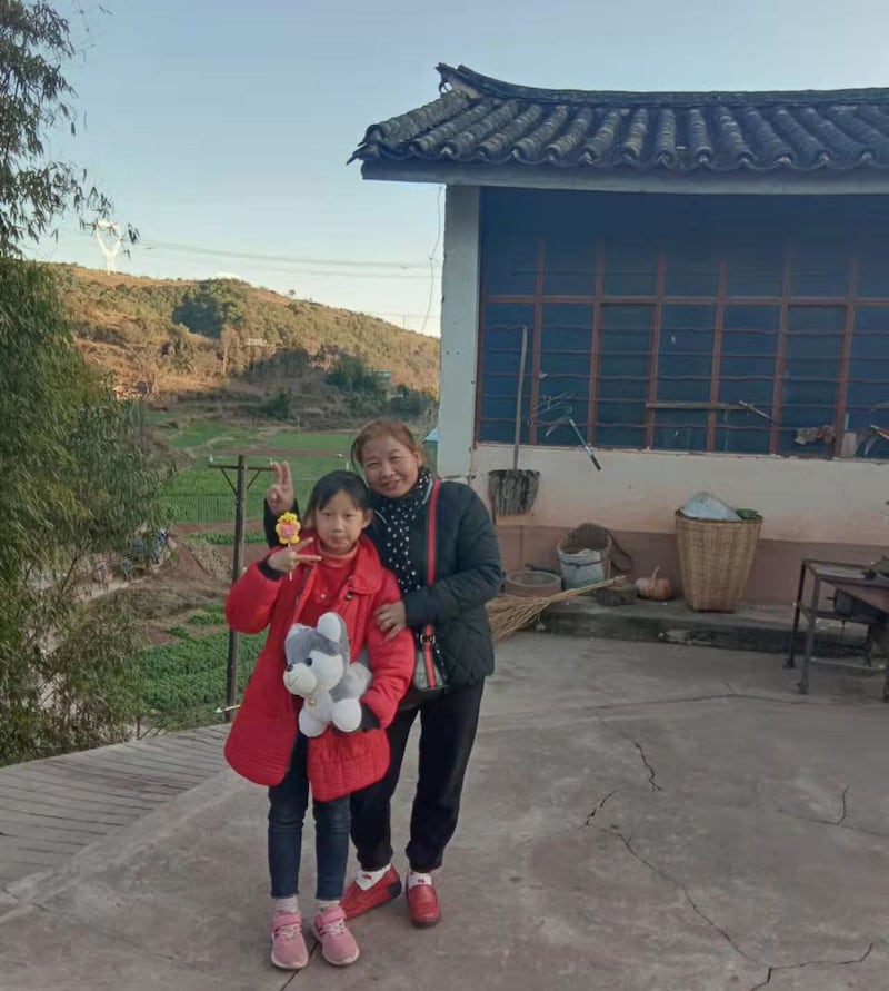 这次探望中，李兰珍与王藏女儿的合影。（徐昆提供，独家首发）