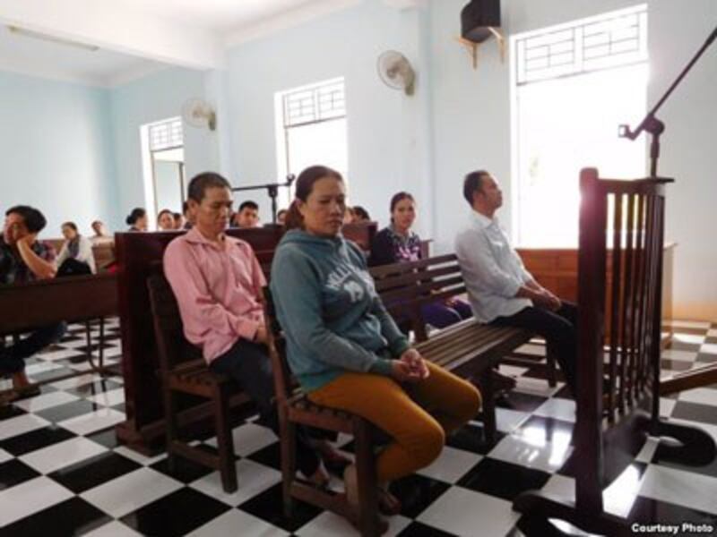 Anh Nguyễn Minh Quyết (hàng đầu, áo trắng) và chị Trần Thị Lụa tại tòa, ngày 1 tháng 9 năm 2016.