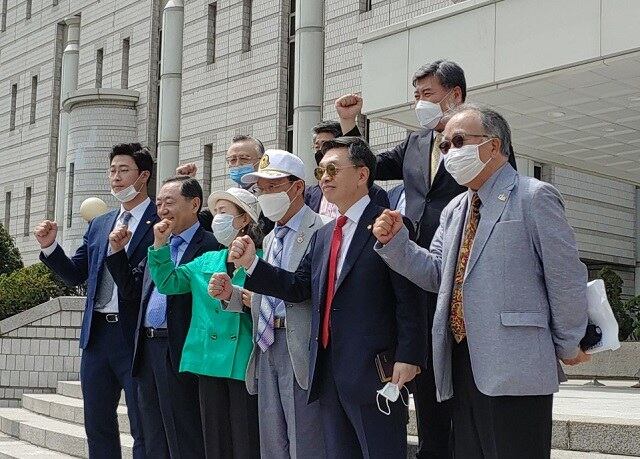 소송을 지원하고 있는 한국 내 북한인권단체 물망초의 국군포로송환위원회가 지난 2020년 7월 북한과 김정은 노동당 총비서를 상대로 낸 손해배상 청구 소송에서 승리한 이후 기뻐하고 있다.