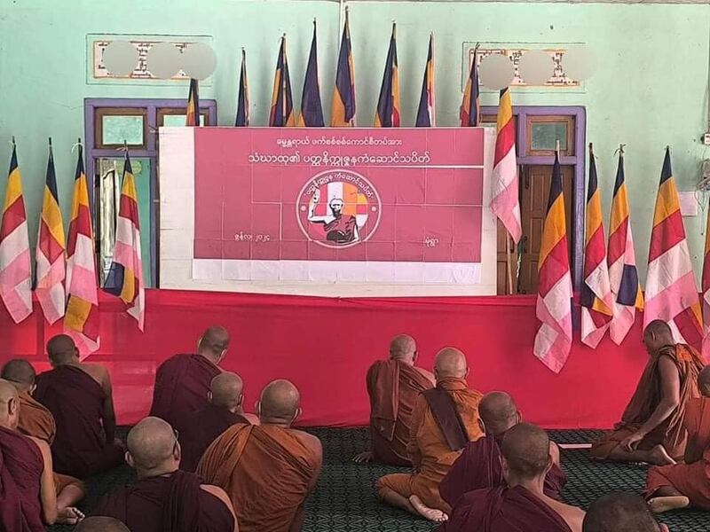 စစ်ကောင်စီကို ဆန့်ကျင်သည့် ပတ္တနိက္ကုဇ္ဇန ကံဆောင်သပိတ်တွင် ပါဝင်ကြသည့် မုံရွာမြို့မှ သံဃာတော်များအား ၂ဝ၂၄ ခုနှစ် ဇွန်လ ၂၇ ရက်နေ့က တွေ့ရစဉ်။ (Citizen Photo)