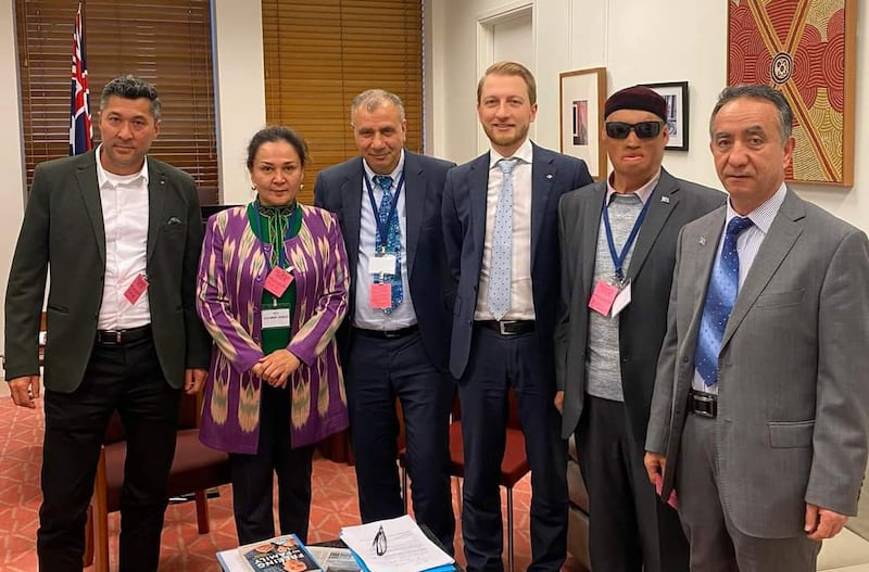 ئاۋسترالىيە ئۇيغۇر جەمئىيىتىنىڭ خادىملىرى لىبېرال ۋە يېشىللار پارتىيىلىرىنىڭ پارلامېنت ئەزالىرى بىلەن كۆرۈشمەكتە. 2022-يىلى 5-سېنتەبىر، كانبېررا، ئاۋسترالىيە.