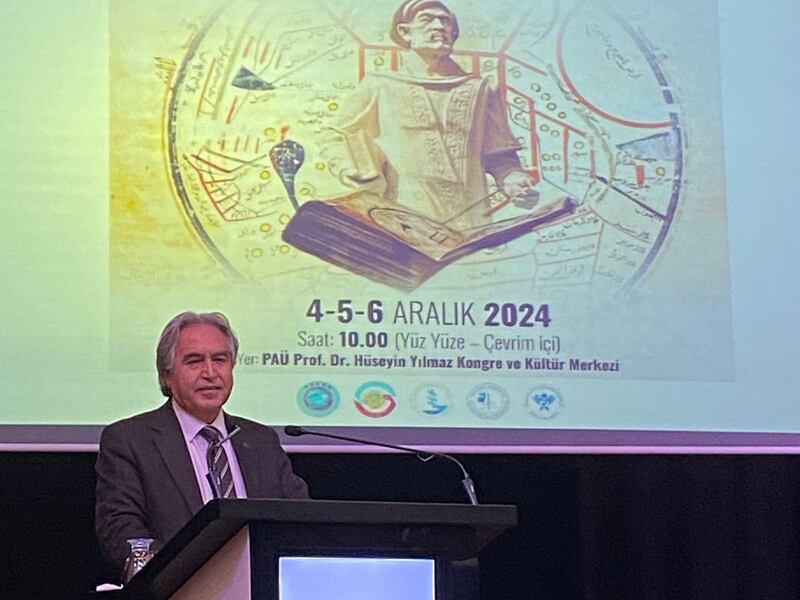 «خەلقئارالىق تۈركىي تىللار دىۋانى ۋە تۈرك دۇنياسى» ماۋزۇلۇق ئىلمىي مۇھاكىمە يىغىنىدا پىروفېسسور دوكتور ئۆجال ئوغۇز سۆزلەۋاتىدۇ. 2024-يىلى 4-دېكابىر، دەنىزلى، تۈركىيە