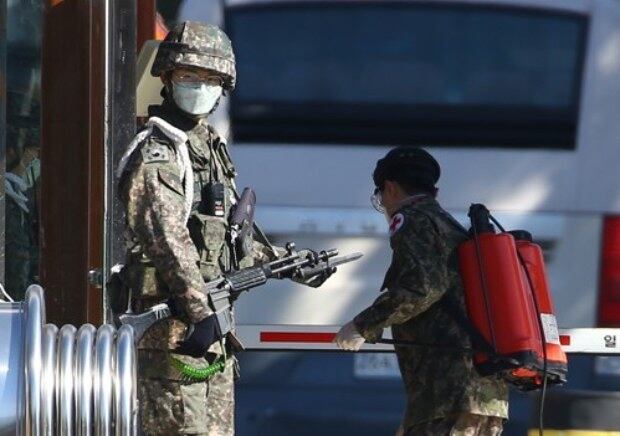 대구시 북구 50사단 신병교육대에서 부대 관계자들이 혹시 모를 신종코로나 확산을 막고자 방역작업을 하고 있다. 
