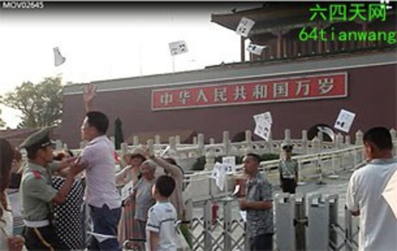 图片：国庆节，上海王小平天安门撒传单遭拘留5日（六四天网）