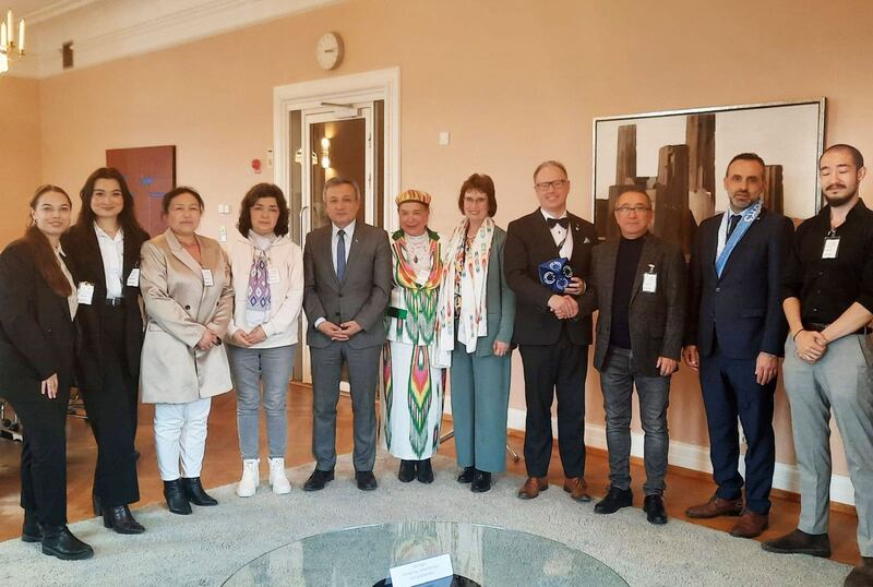 د ئۇ ق شىۋېتسىيەنىڭ پايتەختى سىتوكھولمدا ئۇيغۇر تەشكىلاتلىرى بىلەن ھەمكارلىشىپ ئۆتكۈزگەن پائالىيەتلىرىدىن كۆرۈنۈش. 2023-يىلى ئاپرېل.